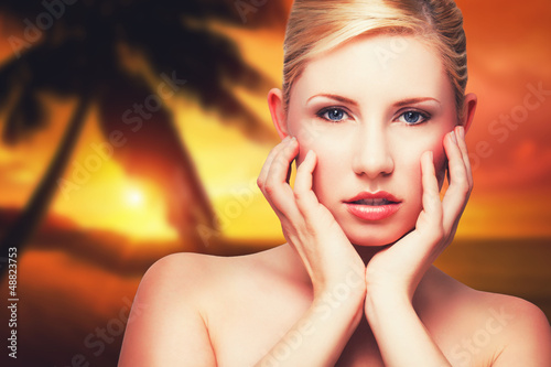 Photo: junge blonde Frau vor Sonnenuntergang am Strand junge blonde Frau vor Sonnenuntergang am Strand