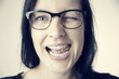 Zwinkernde Frau mit Brille