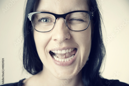 Photo: Zwinkernde Frau mit Brille Zwinkernde Frau mit Brille