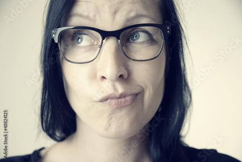 Photo: Ratlose Frau mit Brille Ratlose Frau mit Brille