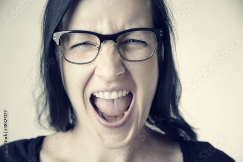 Photo: Schreiende Frau mit Brille Schreiende Frau mit Brille