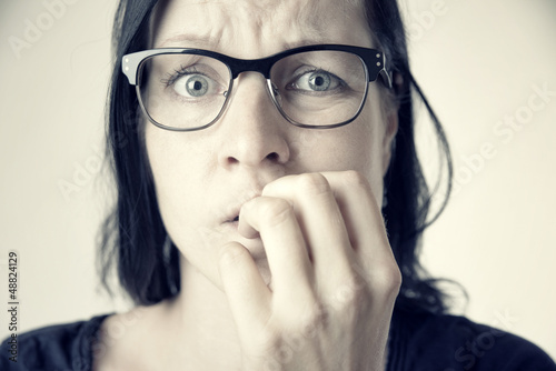 Photo: Ängstliche Frau mit Brille Ängstliche Frau mit Brille