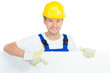 handwerker zeigt auf hinweisschild