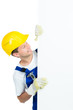 Foto: bauarbeiter schaut auf hinweisschild bauarbeiter schaut auf hinweisschild