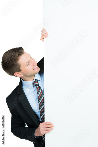 Photo: geschäftsmann schaut auf hinweisschild geschäftsmann schaut auf hinweisschild