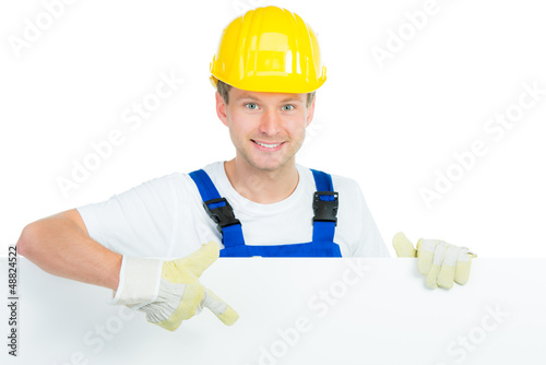 Photo: handwerker zeigt auf hinweisschild handwerker zeigt auf hinweisschild