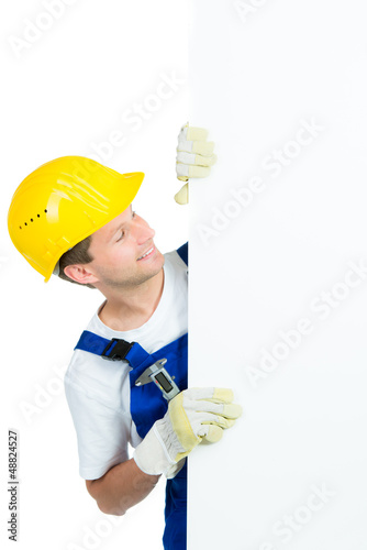 Photo: bauarbeiter schaut auf hinweisschild bauarbeiter schaut auf hinweisschild