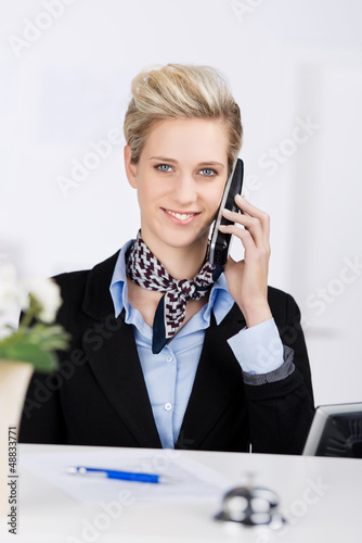 Photo: freundliche mitarbeiterin am telefon freundliche mitarbeiterin am telefon