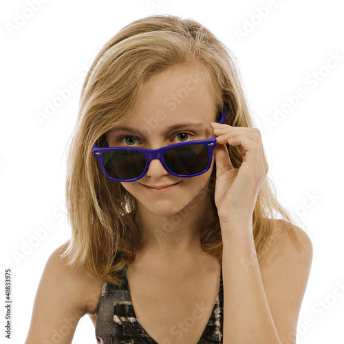Photo: portrait jeune fille de 11 ans avec lunettes solaires portrait jeune fille de 11 ans avec lunettes solaires