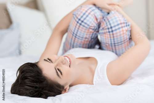 Photo: entspannte frau zu hause im bett entspannte frau zu hause im bett