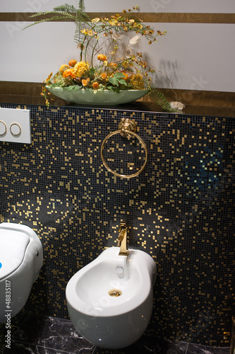 Photo: bathroom and toilet with modern decor bathroom and toilet with modern decor