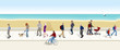 Gente paseando con el mar de fondo