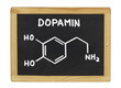 chemische Strukturformel von Dopamin auf einer Schiefertafel