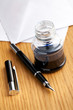 Foto: fountain pen and inkwell on desk fountain pen and inkwell on desk