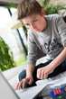 Foto: Ado et ordinateur Ado et ordinateur