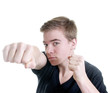 Teenager zeigt die Faust