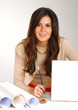 Joven mujer diseñadora de interiores,arquitecto trabajando.