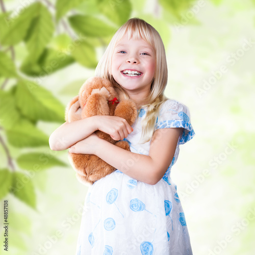 Photo: junges Mädchen mit Hasen-Kuscheltier junges Mädchen mit Hasen-Kuscheltier
