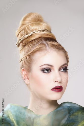 Photo: Hübsche Frau mit Gesichts Make up Hübsche Frau mit Gesichts Make up