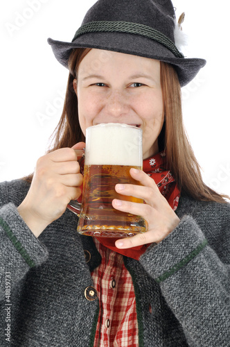 Photo: Junge Frau in bayrischer Kleidung trinkt Bier Junge Frau in bayrischer Kleidung trinkt Bier