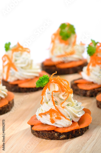 Photo: Vegetarische Käsesnacks mit Frischkäse und Karotten Vegetarische Käsesnacks mit Frischkäse und Karotten