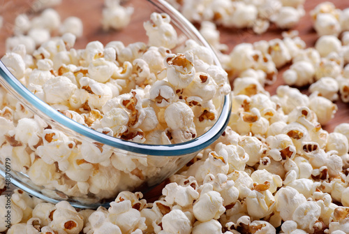 Photo: pop corn in ciotola di vetro pop corn in ciotola di vetro