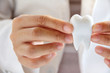 Foto: dentist holding molar dentist holding molar