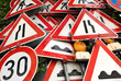 Haufen abgebauter Verkehrsschilder