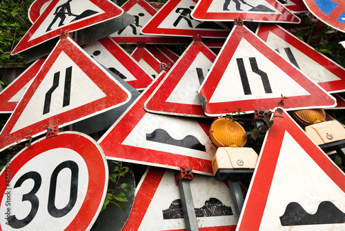 Photo: Haufen abgebauter Verkehrsschilder Haufen abgebauter Verkehrsschilder