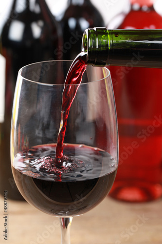 Photo: Rotwein eingießen Rotwein eingießen