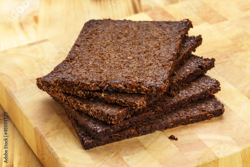 Photo: Schwarzbrot auf Holzbrett Schwarzbrot auf Holzbrett