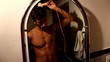 ragazzo asciuga i capelli in bagno di sera