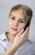 Junge Frau mit Mobiltelefon