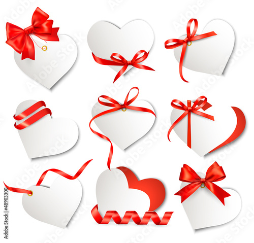 Vector: Set of beautiful gift cards with red gift bows and hearts. Valen Set of beautiful gift cards with red gift bows and hearts. Valen
