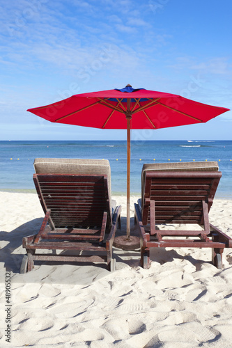 Photo: fauteuils de plage et parasol sur plage, île Maurice fauteuils de plage et parasol sur plage, île Maurice