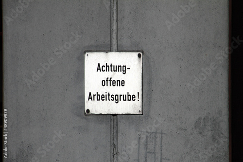 Photo: Achtung offene Arbeitsgrube Achtung offene Arbeitsgrube