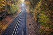 Eisenbahnschienen im Herbst