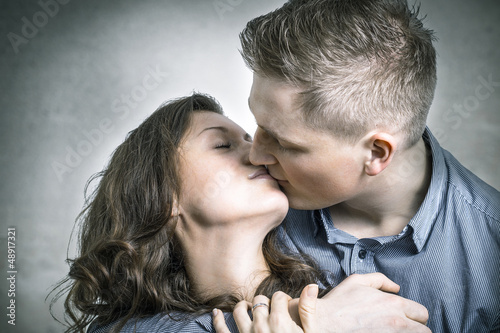 Photo: Junges Pärchen küsst sich Junges Pärchen küsst sich