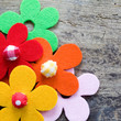 stoffblumen auf holz