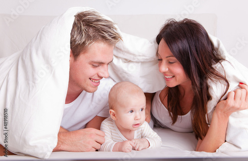 Photo: familie im bett familie im bett