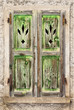 Foto: A Grungy old green wooden window A Grungy old green wooden window