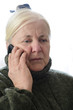seniorin mit telefon