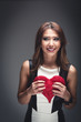 Frau mit Valentinstagsherz