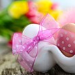 Frühstücksei mit rosa Schleife