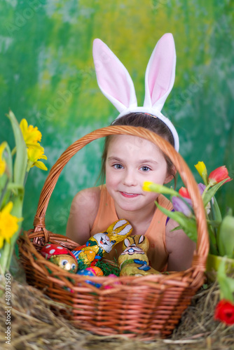 Photo: Mädchen mit Osternest Mädchen mit Osternest