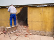 Handwerker beim Wanddurchbruch