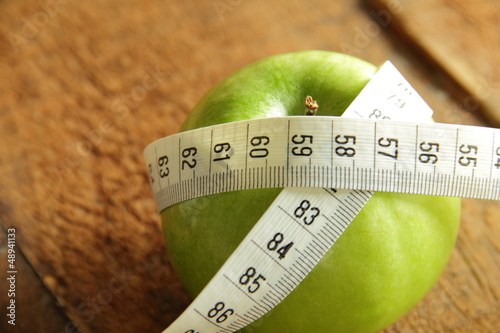 Photo: apfel mit maßband apfel mit maßband