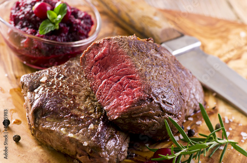 Photo: Steak auf dem Holzbrett Steak auf dem Holzbrett
