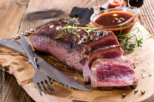 Photo: Steak auf dem Holzbrett Steak auf dem Holzbrett