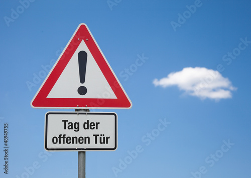 Photo: Achtung-Schild mit Wolke TAG DER OFFENEN TÜR Achtung-Schild mit Wolke TAG DER OFFENEN TÜR